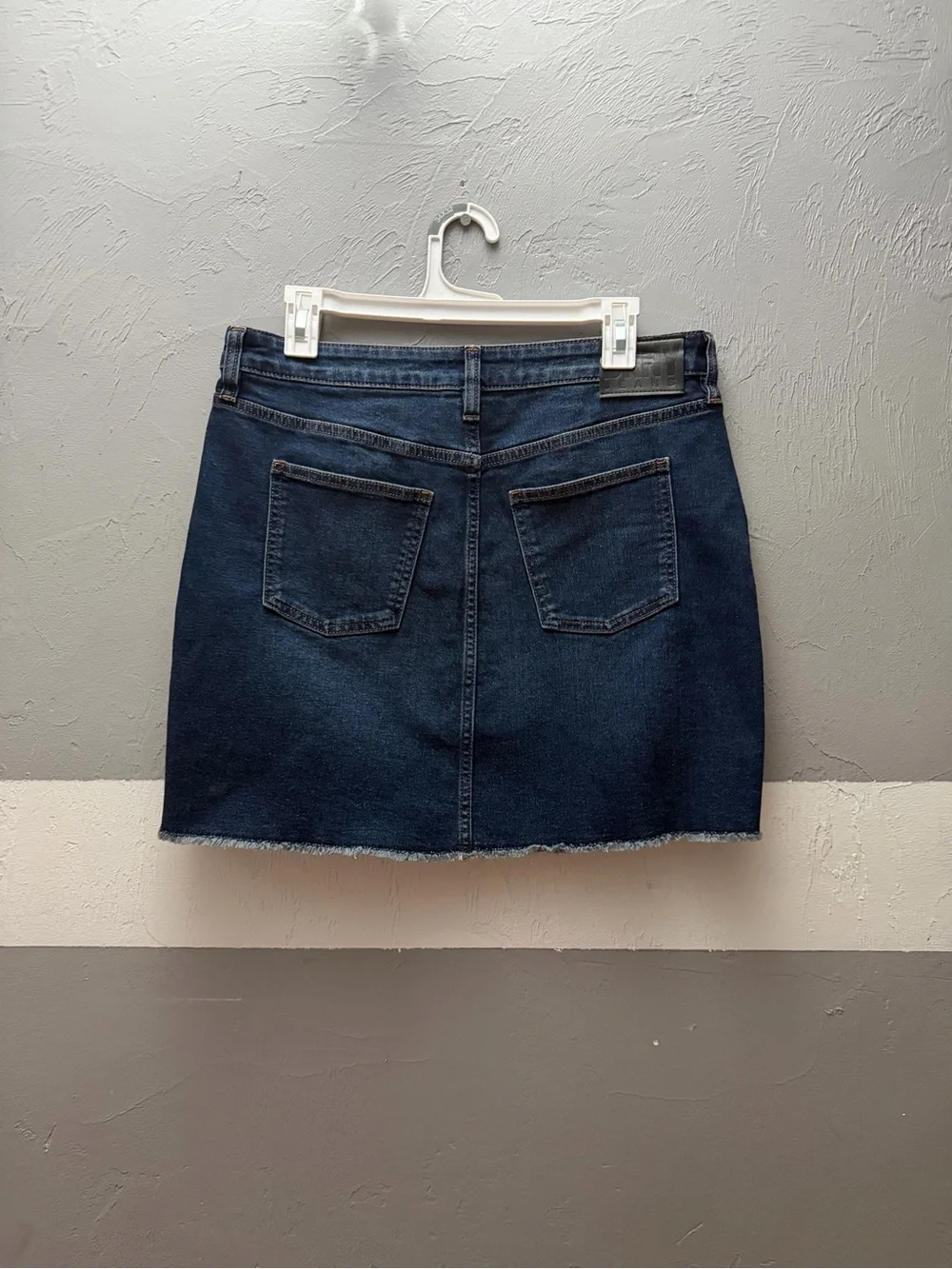 DKNY raw hem stretch denim mini skirt in l dark blue was size 8